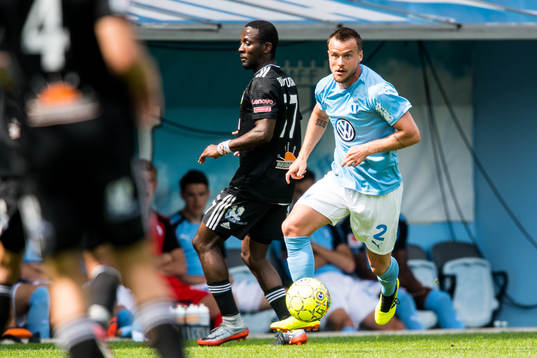 Malmö FFs Eric Larsson tar sig förbi Dalkurds Mohamed