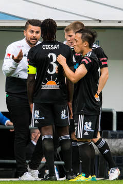 Dalkurds tränare Azrudin Valentic pratar med sina spelare