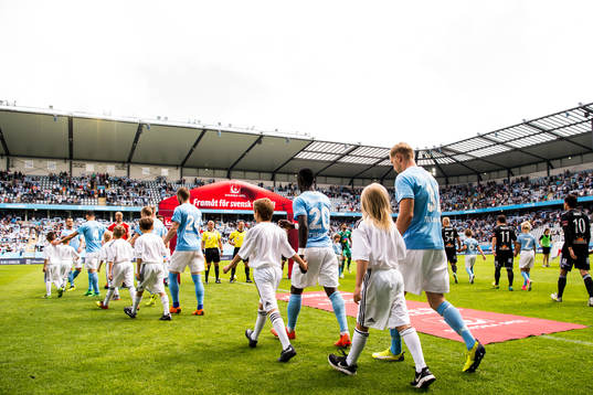 Malmö FFs spelare gör entré