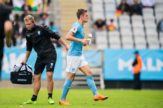 Malmö FFs Mattias Svanberg lämnar planen skadad