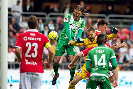 Hammarbys Björn Paulsen och Kalmars målvakt Lucas