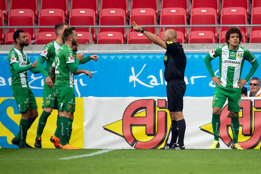 Hammarbys spelare protesterar