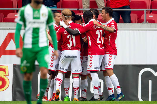 Kalmars Romário Pereira Sipião jublar med lagkamrater