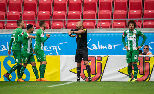 Hammarbyspelarna protesterar mot domaren Robert Daradic