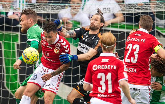 Hammarbys målvakt Johan Wiland och Kalmars Melker Hallberg