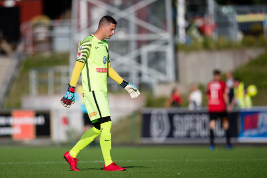 Brommapojkarnas målvakt Nikola Petric  deppar
