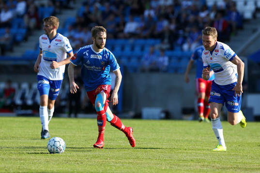 Daniel Berntsen of Tromsø in action against Joakim Våge