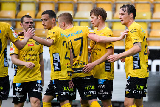 Elfsborgs Viktor Prodell klappas om av lagkamraterna