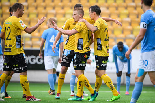Elfsborgs Per Frick klappas om av lagkamraterna