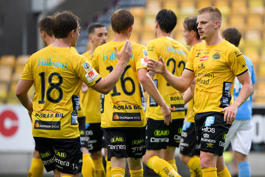 Elfsborgs Per Frick klappas om av lagkamraterna