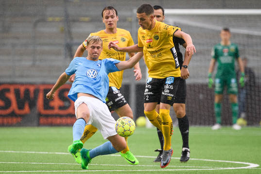 Kamp mellan Malmö FF´s Noel Hansson och Elfsborgs Arian