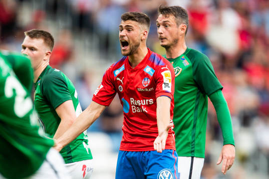 Helsingborgs Mattias Almeida Sundell protesterar