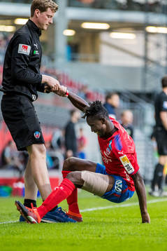 Helsingborgs Mamudu Moro får hjälp upp med hårt lindat