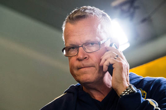 Sveriges förbundskapten Janne Andersson pratar i telefon