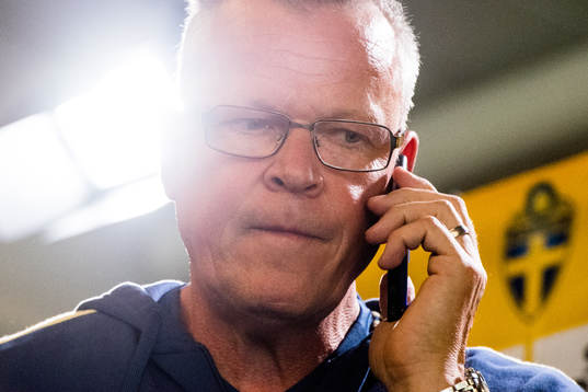 Sveriges förbundskapten Janne Andersson pratar i telefon