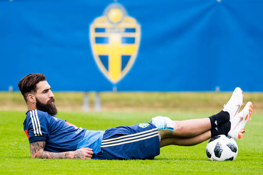 Sveriges Jimmy Durmaz med lindat knä