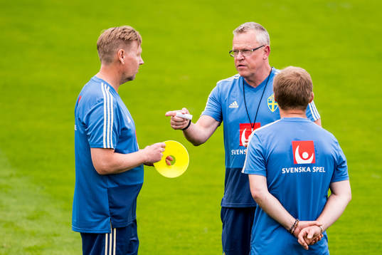 Förbundskapten Janne Andersson i samtal med assisterande