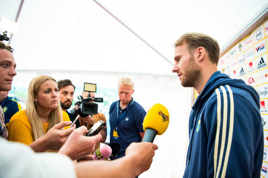 Ola Toivonen i mixed zone