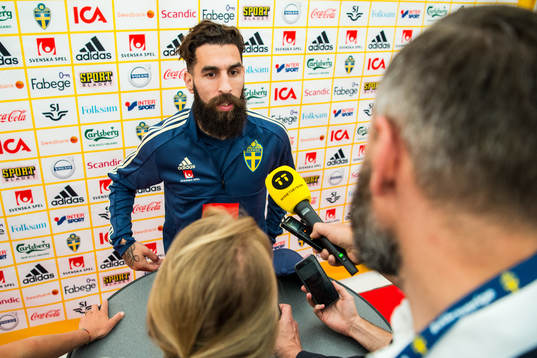 Jimmy Durmaz i mixed zone