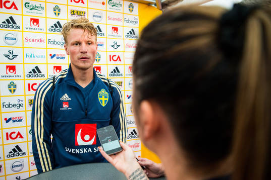 Oscar Hiljemark i mixed zone