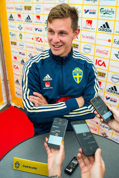 Emil Krafth i mixed zone