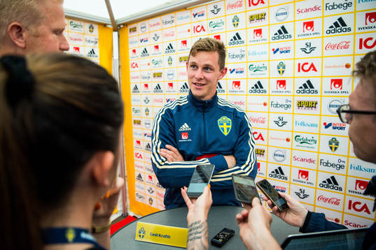 Emil Krafth i mixed zone