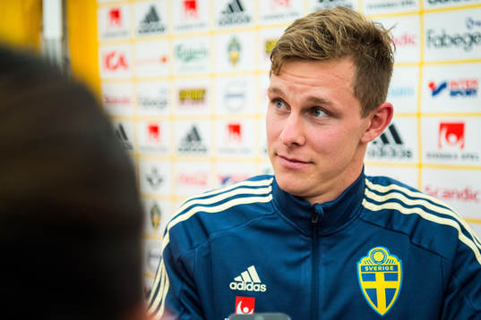 Emil Krafth i mixed zone