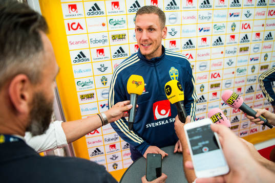 Målvakt Robin Olsen i mixed zone