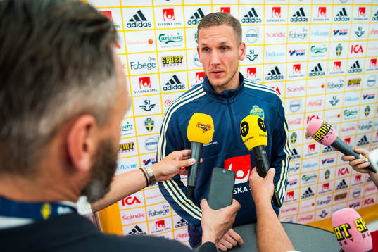 Målvakt Robin Olsen i mixed zone