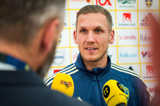 Målvakt Robin Olsen i mixed zone