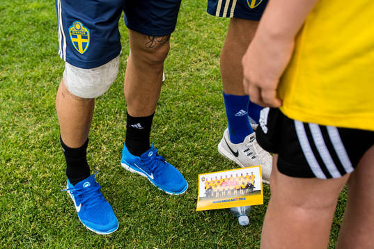 Jimmy Durmaz med lindat knä
