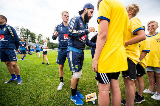 Jimmy Durmaz med lindat knä när han skriver autografer