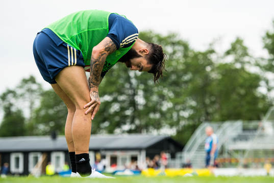 Jimmy Durmaz tar sig för sitt knä som han senare får