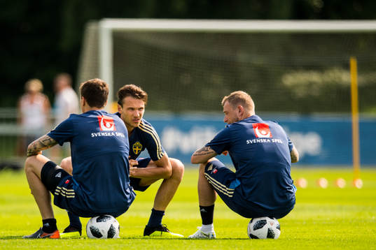 Albin Ekdal grinar illa