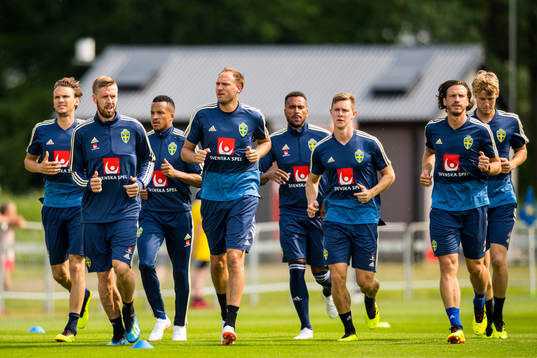 Albin Ekdal grinar illa