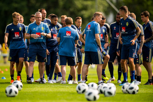 Förbundskapten Janne Andersson och spelarna