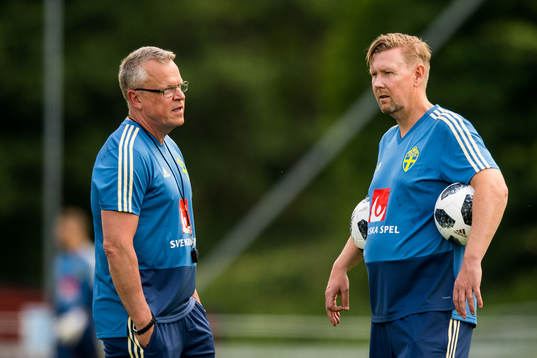 Förbundskapten Janne Andersson i samtal med assisterande