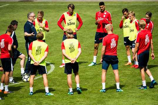 Lars Lagerbäck, head coach of Norway, speaks to the players