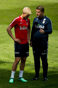 Andreas Hanche-Olsen of Norway and Leif Gunnar Smerud, U21