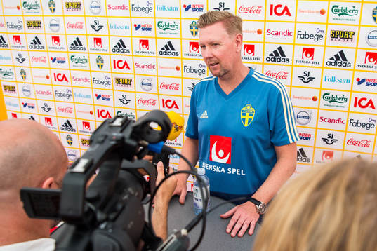 Assisterande förbundskapten Peter Wettergren i mixed zone