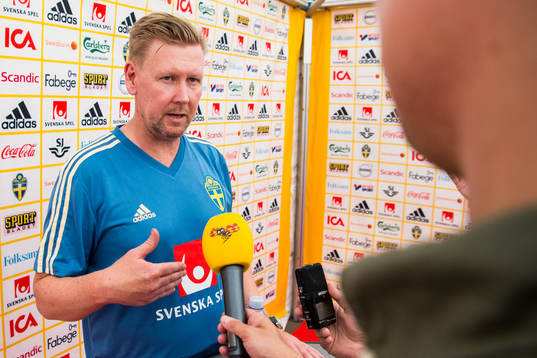 Assisterande förbundskapten Peter Wettergren i mixed zone
