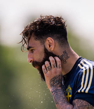 Jimmy Durmaz kyler ner sig med vatten