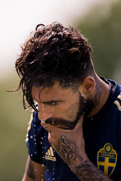 Jimmy Durmaz kyler ner sig med vatten
