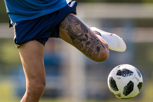 Jimmy Durmaz med en tatuering på sitt ben