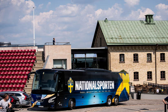 Sveriges spelarbuss framför Hotel Skansen där laget bor