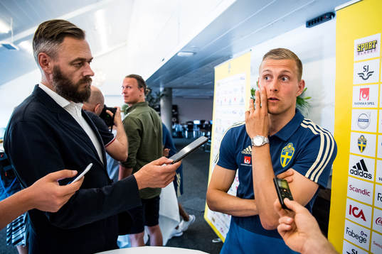 Journalisten Olof Lundh och målvakt Karl-Johan Johnsson i