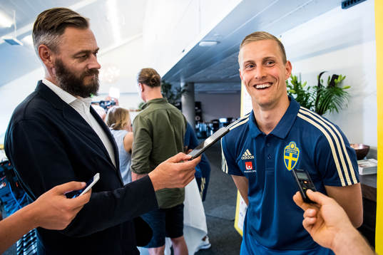 Journalisten Olof Lundh och målvakt Karl-Johan Johnsson i