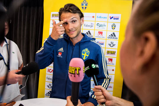 Albin Ekdal grinar illa