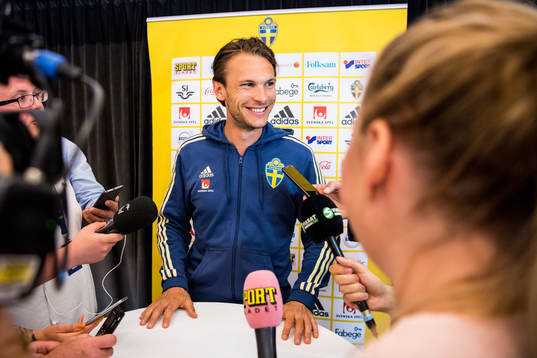 Albin Ekdal grinar illa