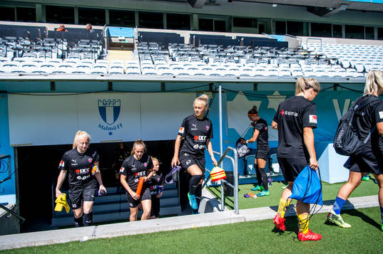 Spelarna på väg in innan FC Rosengårds träning på